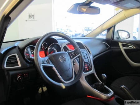 Opel Astra  (2012) 8.000€